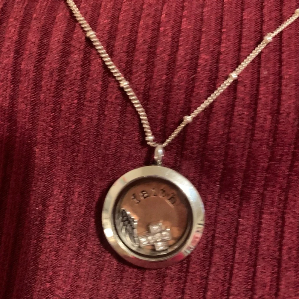 Origami Owl 🦉 Locket with Faith inspired Pendant w/ faith plate charms and chain - Picture 6 of 12